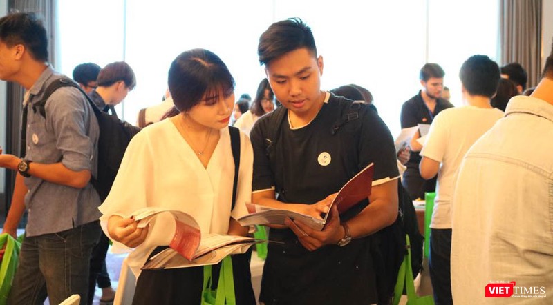 Học sinh, sinh viên tại triển lãm. Ảnh: Minh Thúy