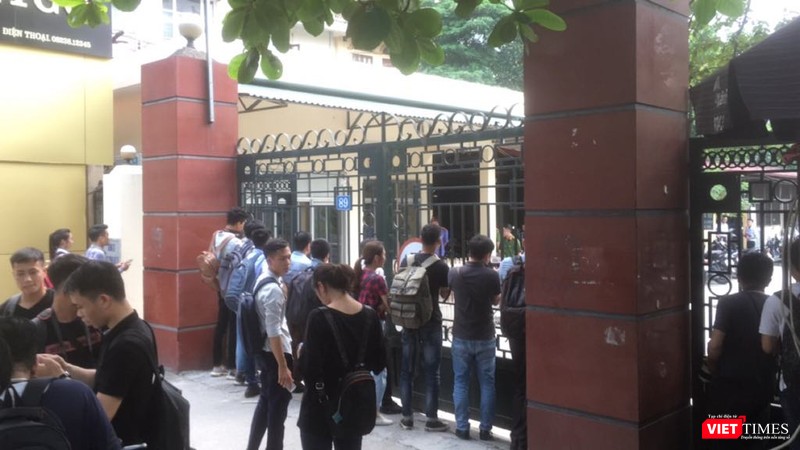 Phóng viên tập trung theo dõi trước cổng ký túc xá Học viện Báo chí và tuyên truyền