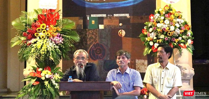 Họa sĩ Lý Trực Sơn (ở giữa) và họa sĩ Trịnh Quốc Chiến (bên phải) tại triển lãm "Bạn Nghề". Ảnh: Minh Thúy Họa sĩ Lý Trực Sơn (ở giữa) và họa sĩ Trịnh Quốc Chiến (bên phải) tại triển lãm "Bạn Nghề". Ảnh: Minh Thúy