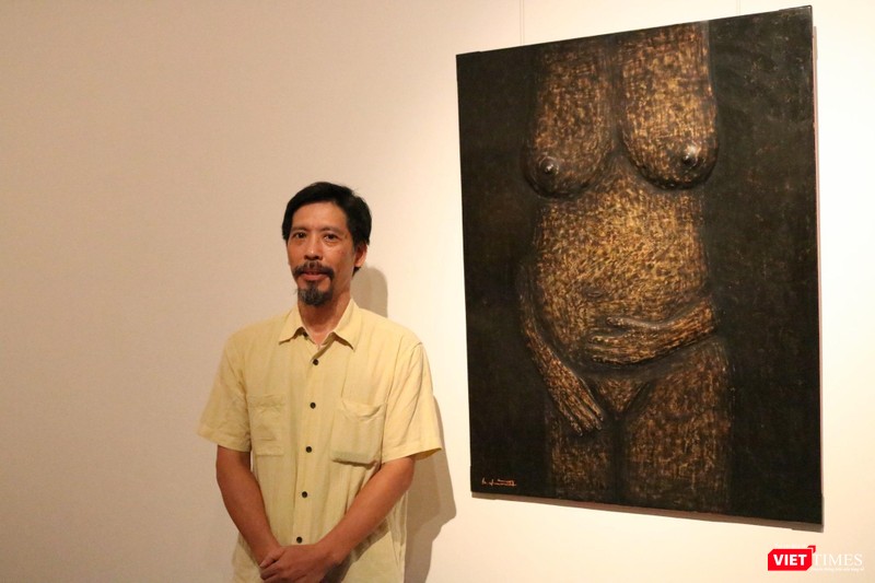 Họa sĩ Trịnh Quốc Chiến bên bức tranh "Người mẹ vĩ đại" Họa sĩ Trịnh Quốc Chiến bên bức tranh "Người mẹ vĩ đại"