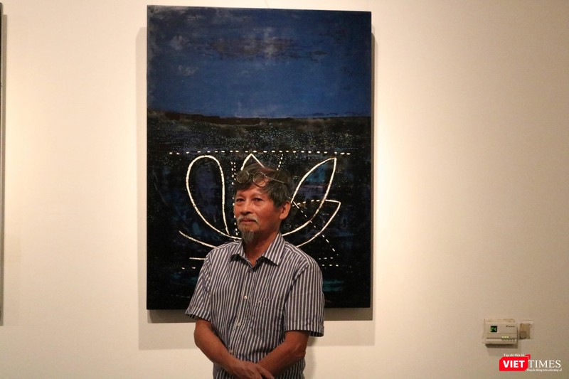 Họa sĩ Lý Trực Sơn với bức tranh "Vô đề" Họa sĩ Lý Trực Sơn với bức tranh "Vô đề"