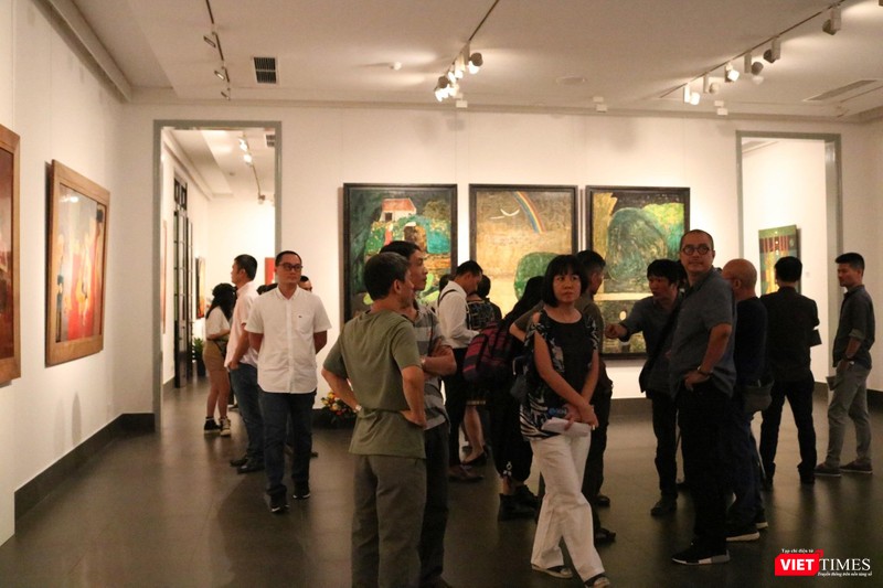 Khách tham quan triển lãm Khách tham quan triển lãm