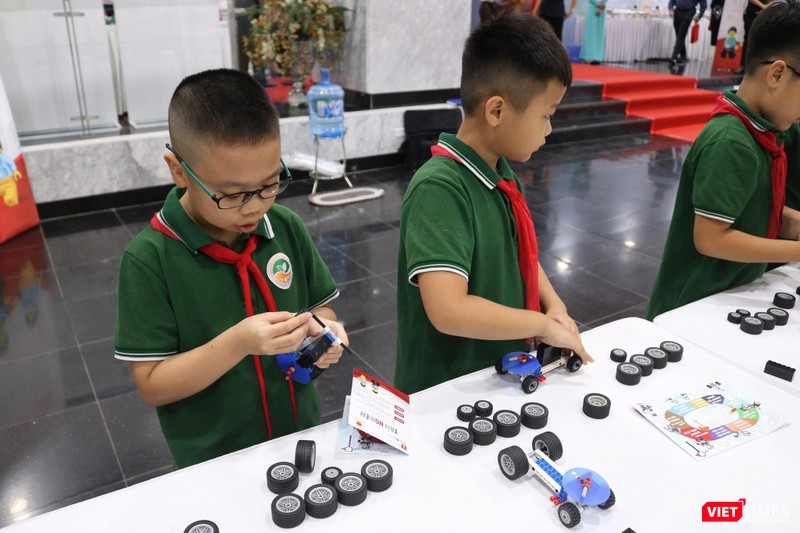 Học sinh hào hứng với trò chơi "xe trượt dốc" Học sinh hào hứng với trò chơi "xe trượt dốc"