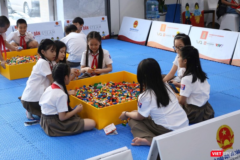 Học sinh chơi trò chơi cùng LEGO Học sinh chơi trò chơi cùng LEGO