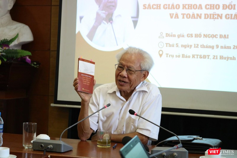 GS. Hồ Ngọc Đại với cuốn "Sách giáo khoa cho đổi mới căn bản và toàn diện giáo dục". Ảnh: Minh Thúy GS. Hồ Ngọc Đại với cuốn "Sách giáo khoa cho đổi mới căn bản và toàn diện giáo dục". Ảnh: Minh Thúy