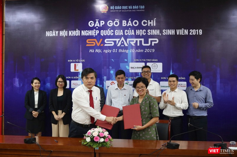 Ông Bùi Văn Linh – Phó Vụ trưởng phụ trách Vụ Giáo dục chính trị và công tác học sinh sinh viên, Phó trưởng ban chỉ đạo kí kết biên bản hợp tác giữa các bên liên quan