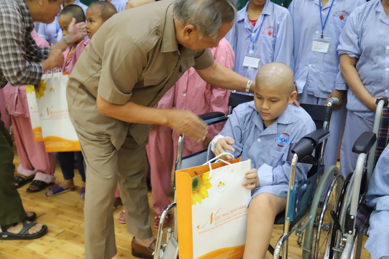 Nhiếp ảnh gia Trần Lam trao tặng phần quà ý nghĩa cho bệnh nhân ung thư