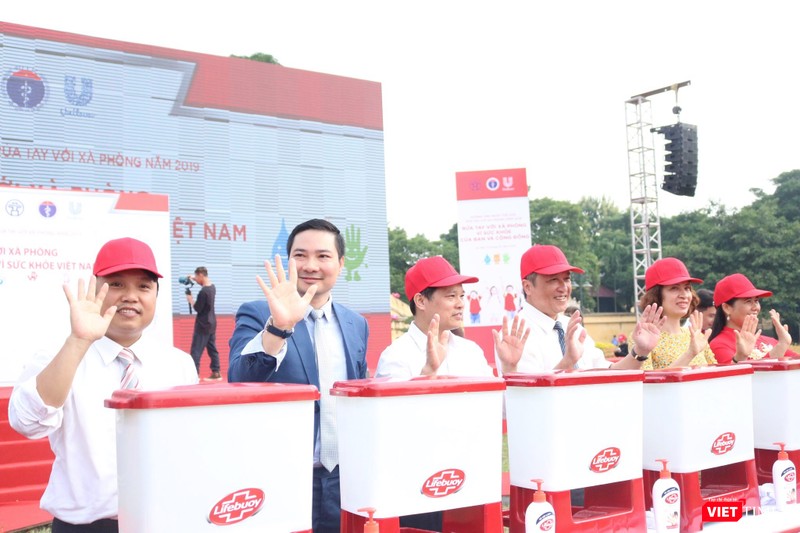 Các đại biểu hào hứng rửa tay với xà phòng