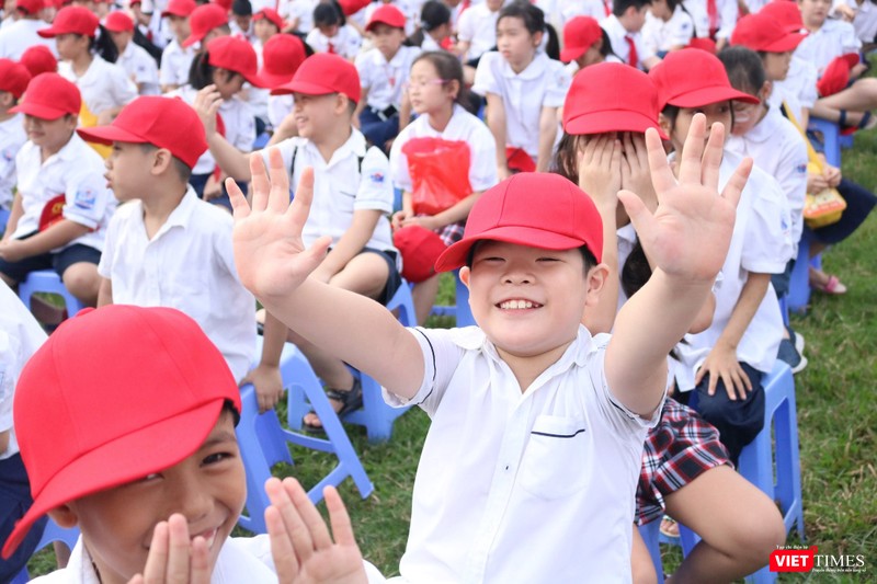 Học sinh vui vẻ tại lễ mít tinh