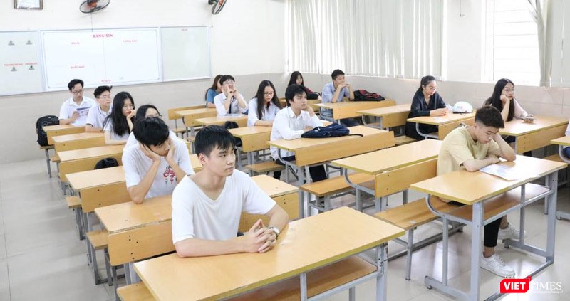 Thí sinh chuẩn bị bước vào giờ thi (Ảnh: Minh Thúy) 