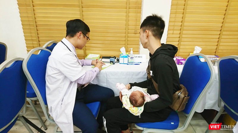 Bác sĩ thăm khám cho trẻ sơ sinh. Ảnh: Minh Thúy