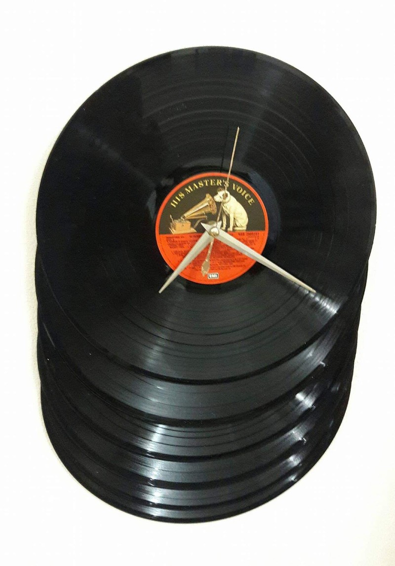 Đồng hồ đĩa than - Họa sĩ Hoàng Thế Phượng