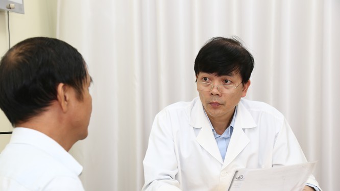 PGS.TS. Nguyễn Xuân Hùng tư vấn cho bệnh nhân