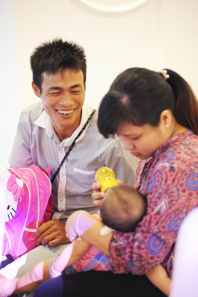 Niềm hạnh phúc vô bờ khi có con của cặp vợ chồng hiếm muộn