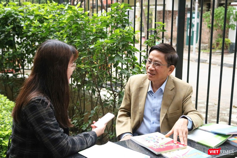 PV VietTimes trong cuộc trò chuyện cùng GS. Nguyễn Minh Thuyết