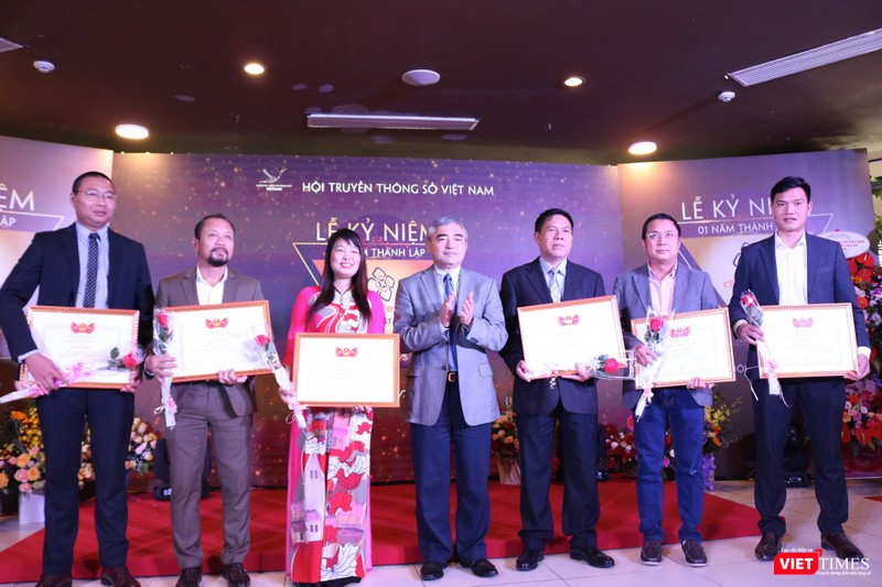 Chủ tịch Hội Truyền thống Số Việt Nam trao bằng khen cho các thành viên trong CLB Cafe Số Chủ tịch Hội Truyền thống Số Việt Nam trao bằng khen cho các thành viên trong CLB Cafe Số