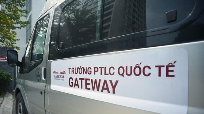 Một chiếc xe bus đưa đón học sinh Trường Tiểu học Gateway Một chiếc xe bus đưa đón học sinh Trường Tiểu học Gateway
