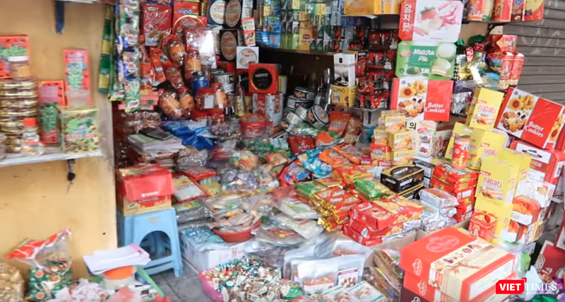 Một cửa hàng bánh kẹo dịp tết