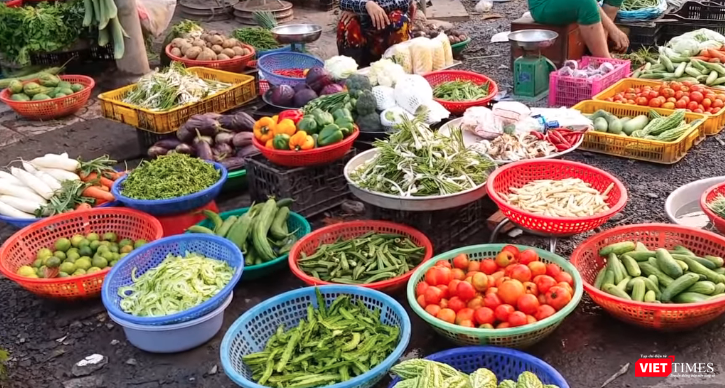 Rau củ được bày bán tại chợ 