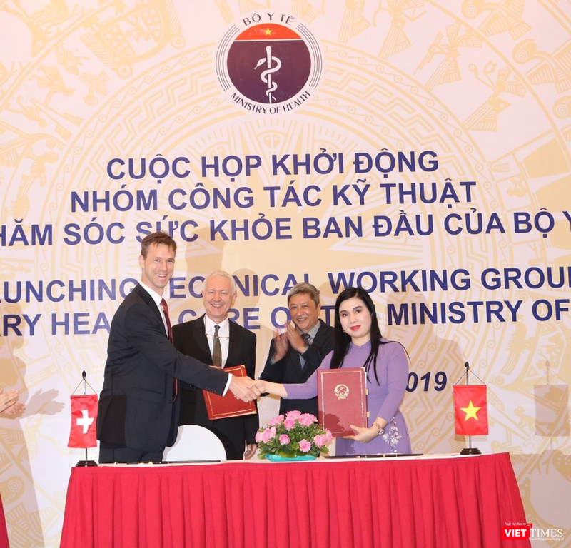 Lễ ký kết Biên bản ghi nhớ giữa Vụ Kế hoach - Tài chính (Bộ Y tế) và Novartis Việt Nam về tăng cường chăm sóc sức khỏe ban đầu Lễ ký kết Biên bản ghi nhớ giữa Vụ Kế hoach - Tài chính (Bộ Y tế) và Novartis Việt Nam về tăng cường chăm sóc sức khỏe ban đầu