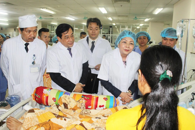 Phó Chủ tịch nước thăm và tặng quà cho bệnh nhân điều trị tại Bệnh viện Trung ương Thái Nguyên