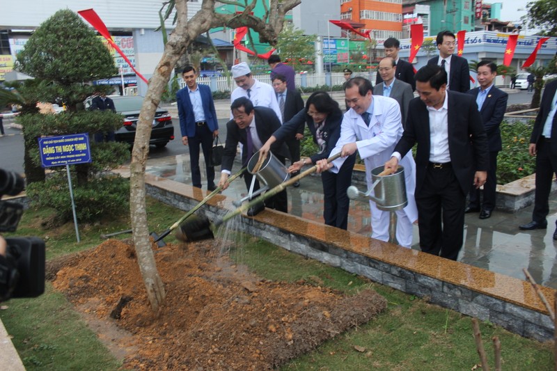 Phó Chủ tịch nước trồng cây lưu niệm tại Bệnh viện Trung ương Thái Nguyên Phó Chủ tịch nước trồng cây lưu niệm tại Bệnh viện Trung ương Thái Nguyên