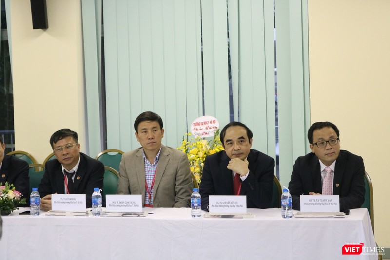 Lãnh đạo Trường Đại học Y Hà Nội tại buổi lễ ký kết