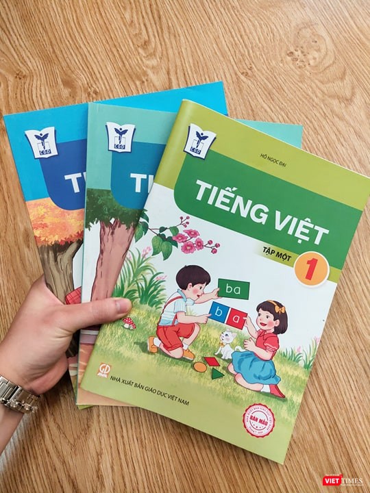 Cận cảnh 3 cuốn sách Tiếng Việt 1 công nghệ giáo dục tập 1,2,3 với màu sắc, hình ảnh bắt mắt. Ảnh: Minh Thúy Cận cảnh 3 cuốn sách Tiếng Việt 1 công nghệ giáo dục tập 1,2,3 với màu sắc, hình ảnh bắt mắt. Ảnh: Minh Thúy