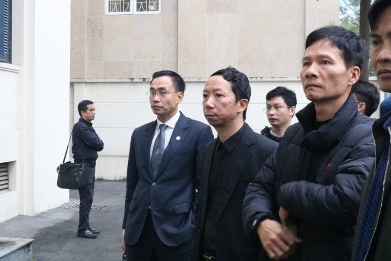 Ông Lê Văn Sơn – bố cháu Lê Hoàng Long chuẩn bị tham dự phiên tòa. Ảnh: Minh Thúy