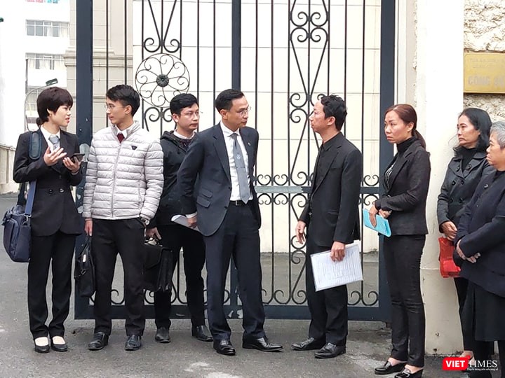 Bố cháu Long (người cầm tập giấy trắng) trao đổi cùng luật sư trước khi tham dự phiên tòa. Ảnh: Minh Thúy Bố cháu Long (người cầm tập giấy trắng) trao đổi cùng luật sư trước khi tham dự phiên tòa. Ảnh: Minh Thúy