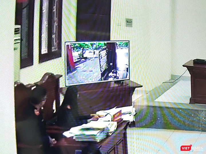 Hội đồng xét xử đã trình chiếu toàn bộ đoạn video clip do camera giám sát ghi lại. Ảnh: Minh Thúy