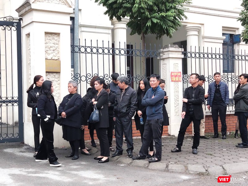 Gia đình cháu bé chờ đợi tham dự phiên tòa. Ảnh: Minh Thúy