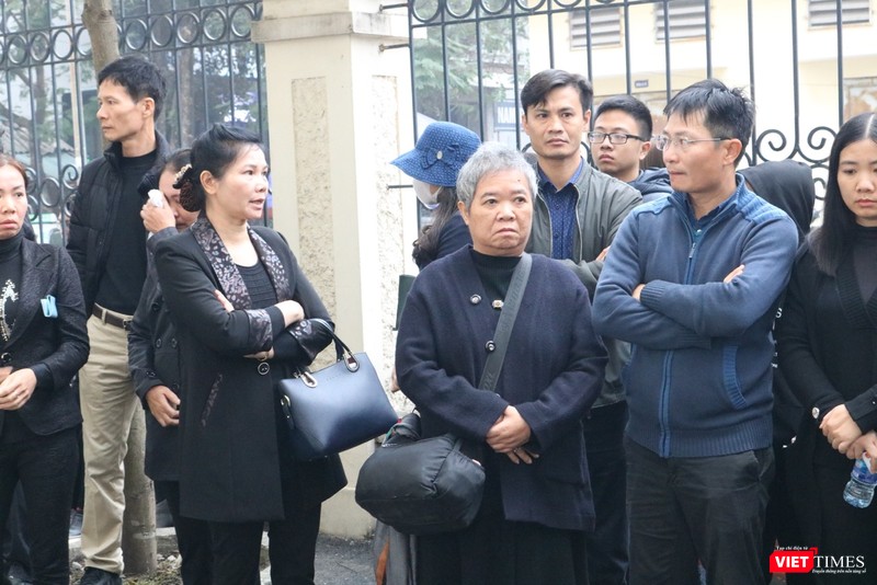 Gia đình bé Long chờ đợi tham gia phiên tòa. Ảnh: Minh Thúy