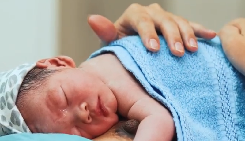 Trẻ được tiếp xúc da kề da với mẹ ngay sau khi chào đời. Ảnh: Trung tâm Y tế huyện Đông Giang