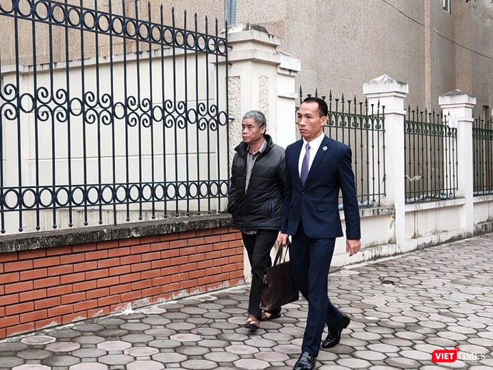 Bị cáo Doãn Quý Phiến (áo đen bên trái) cùng luật sư tại phiên tòa sáng nay. Ảnh: Minh Thúy Bị cáo Doãn Quý Phiến (áo đen bên trái) cùng luật sư tại phiên tòa sáng nay. Ảnh: Minh Thúy