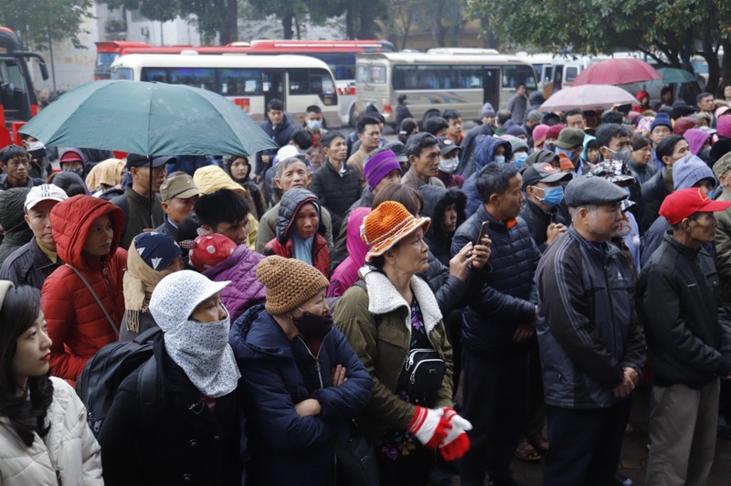 Từ sớm, hàng trăm người đã góp mặt trong Chương trình "Chuyến xe yêu thương". Ảnh: Bệnh viện K