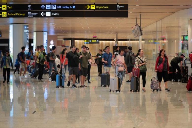 Du khách nước ngoài tại sân bay. Ảnh: JASON QUAH