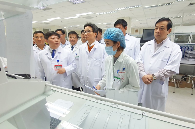 TP.HCM: Hai cha con người Trung Quốc dương tính với virus corona mới ảnh 4 Dịch do virus Corona diễn biến nghiêm trọng, Phó Thủ tướng Vũ Đức Đam kiểm tra khả năng ứng phó tại Bệnh viện Bệnh Nhiệt đới Trung ương