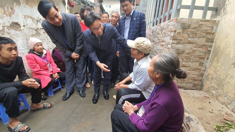 Phó Thủ tướng thăm hỏi bệnh nhân tại xóm chạy thận. Ảnh: Bộ Y tế Phó Thủ tướng thăm hỏi bệnh nhân tại xóm chạy thận. Ảnh: Bộ Y tế