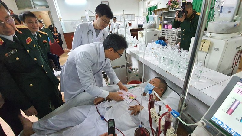 Phó Thủ tướng Vũ Đức Đam thăm người bệnh trong ngày 30 Tết