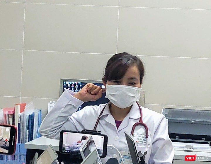 BS. Lại Thanh Hà hướng dẫn đeo khẩu trang đúng cách. Ảnh: Minh Thúy