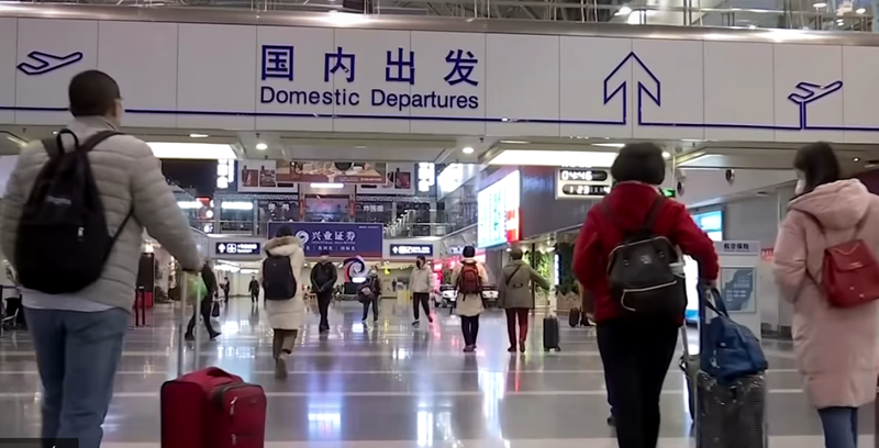 Hành khách tại sân bay. Ảnh: The Straitstimes