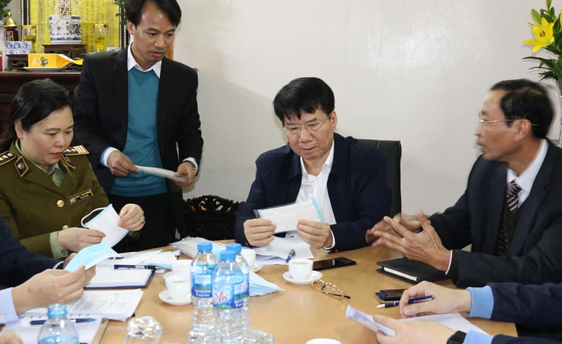 Thứ trưởng Bộ Y tế kiểm tra chất lượng khẩu trang. Ảnh: Khánh Phương