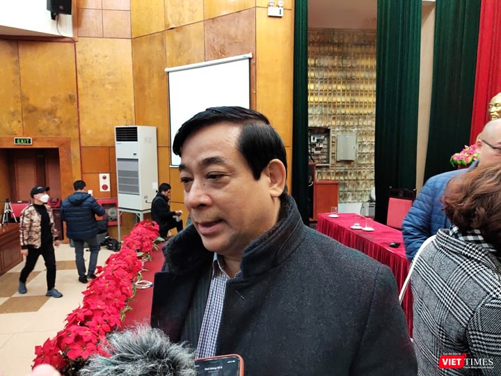 PGS. TS. Lương Ngọc Khuê trao đổi tại cuộc họp chiều ngày 5/2. Ảnh: Minh Thúy