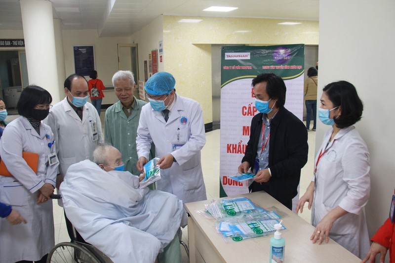 Khẩu trang được đưa tận tay đến người bệnh. Ảnh: BVCC Khẩu trang được đưa tận tay đến người bệnh. Ảnh: BVCC