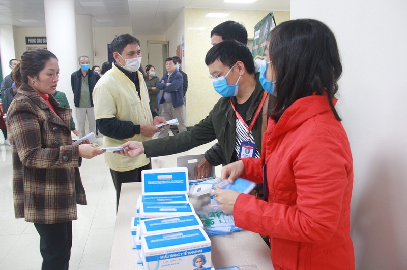 Các bác sĩ phát khẩu trang cho người bệnh và người nhà bệnh nhân. Ảnh: BVCC Các bác sĩ phát khẩu trang cho người bệnh và người nhà bệnh nhân. Ảnh: BVCC