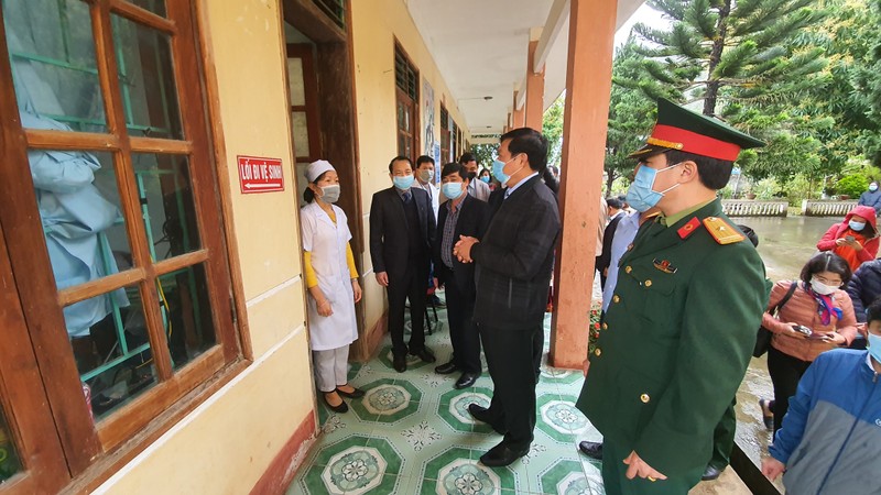 Thứ trưởng Đỗ Xuân Tuyên kiểm tra khu vực cách ly gần cửa khẩu. Ảnh: Tuấn Dũng