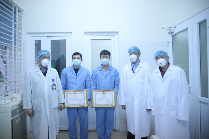 Thứ trưởng Đỗ Xuân Tuyên động viên, khích lệ tinh thần các bác sĩ. Ảnh:TD