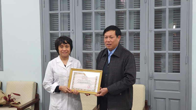 Thứ trưởng Đỗ Xuân Tuyên trao Bằng khen của Bộ Y tế cho PGS. TS. Lê Quỳnh Mai – Phó Viện Trưởng Viện Vệ sinh Dịch tễ Trung ương. Ảnh: Tuấn Dũng Thứ trưởng Đỗ Xuân Tuyên trao Bằng khen của Bộ Y tế cho PGS. TS. Lê Quỳnh Mai – Phó Viện Trưởng Viện Vệ sinh Dịch tễ Trung ương. Ảnh: Tuấn Dũng