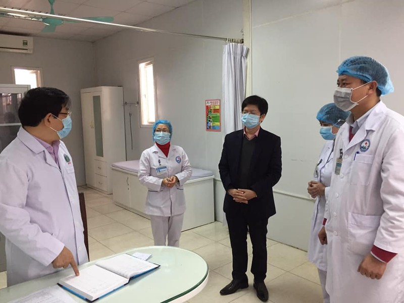 PGS.TS Lương Ngọc Khuê kiểm tra công tác phòng dịch Covid-19 tại bệnh viện. Ảnh: Lê Hảo